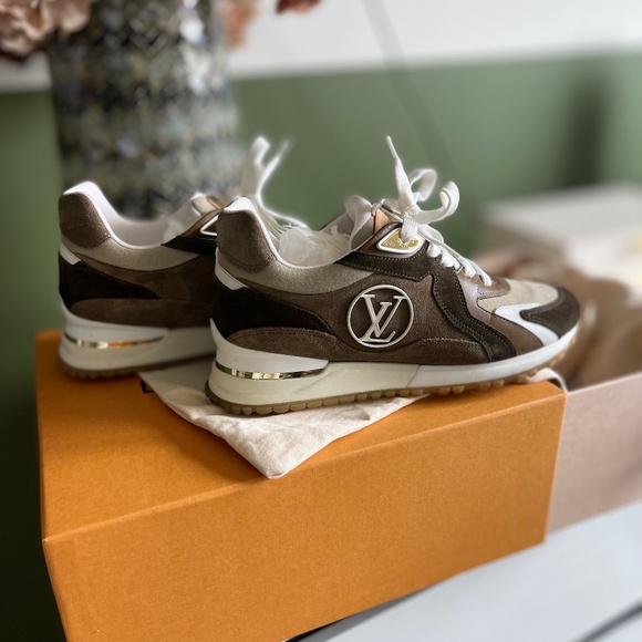 LOUIS VUITTON RUN AWAY SNEAKERS WMNS 9 - Picture 1 of 8